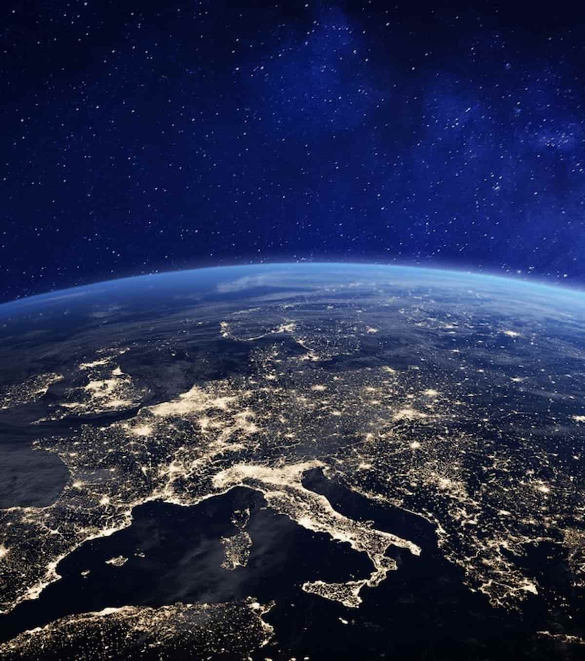 4. Italy top view from space at night (1)